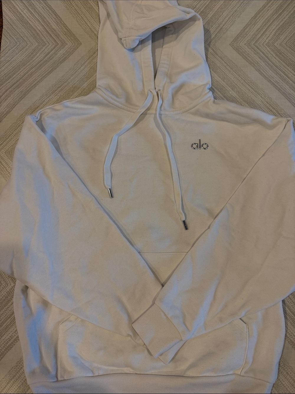Alo Yoga Women’s Accolade Hooded Sweatshirt – White – Size XS